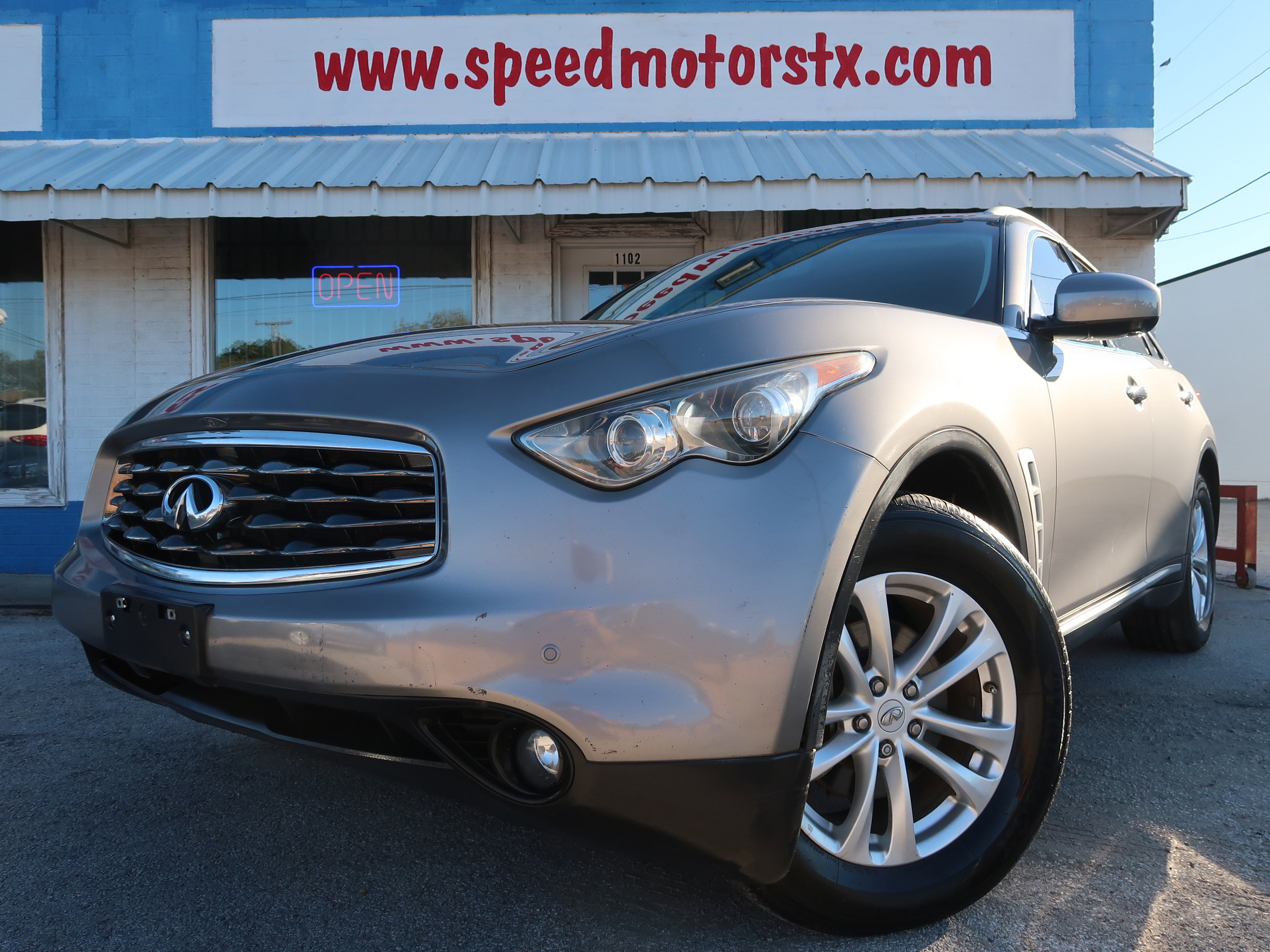 Used 2010 INFINITI FX35 2WD w/ Navigation Pkg image 1