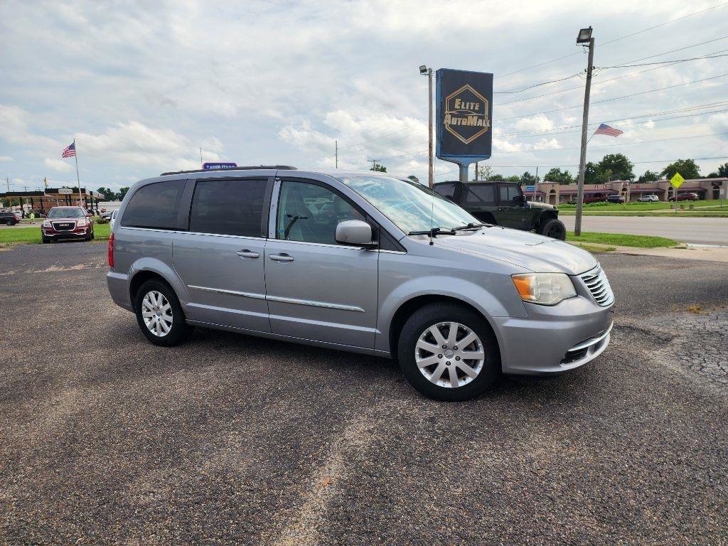 Used 2014 Chrysler Town & Country Touring FWD image 2