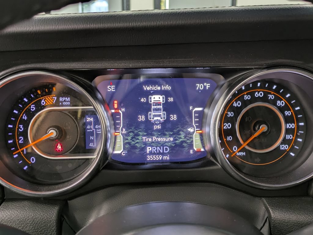 Used 2022 Jeep Wrangler Unlimited Sahara AWD/4WD image 15