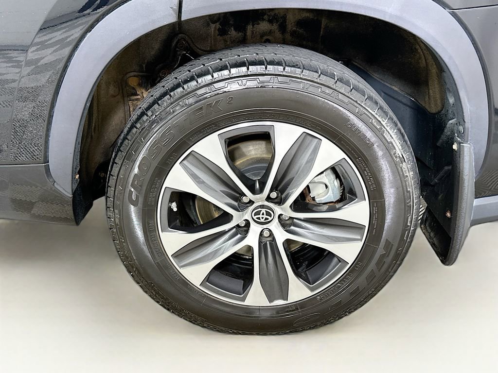 Used 2021 Toyota Highlander XLE AWD/4WD image 24