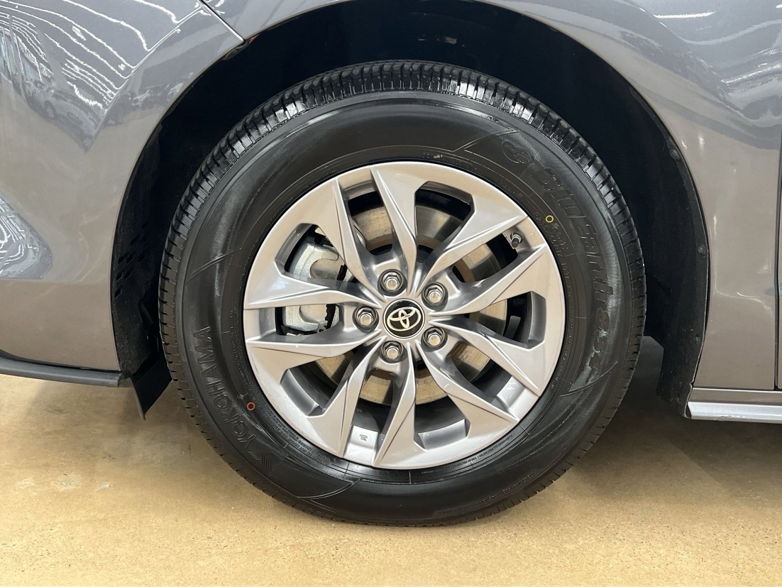 Used 2025 Toyota Sienna XLE image 10