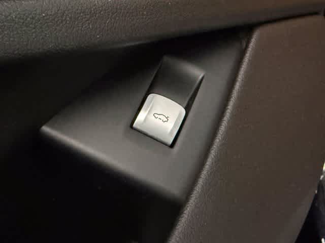 Used 2022 BMW 740i w/ M Sport Package RWD image 23