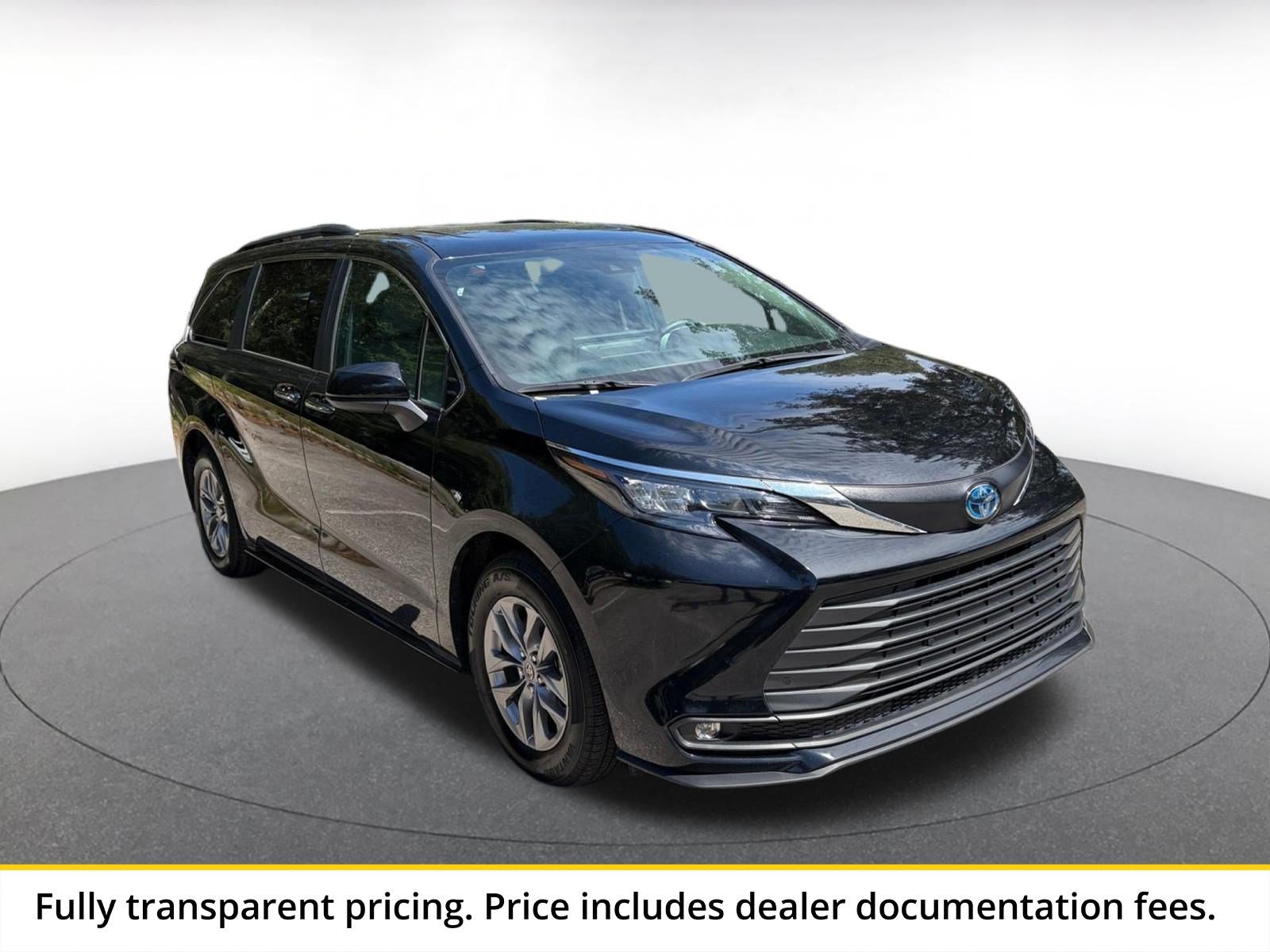 Used 2025 Toyota Sienna XLE FWD image 1