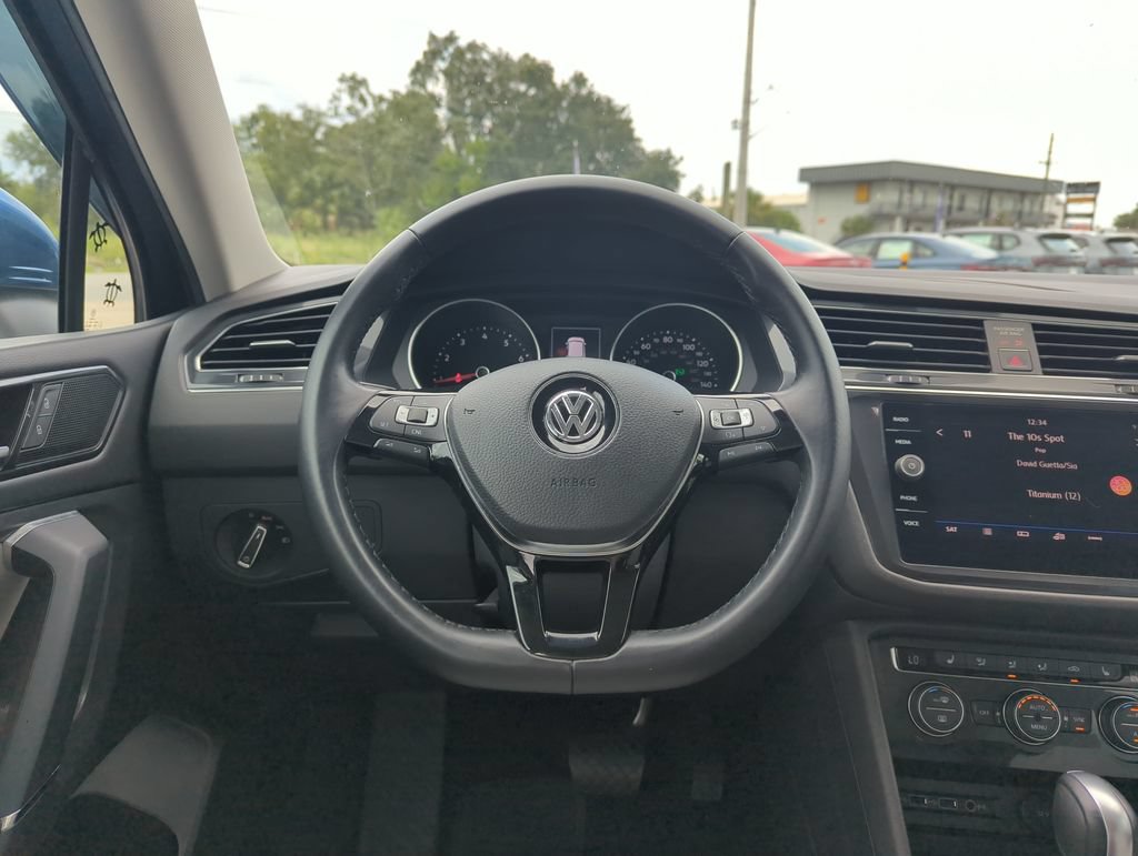 Used 2018 Volkswagen Tiguan SE w/ Panoramic Sunroof Package FWD image 17