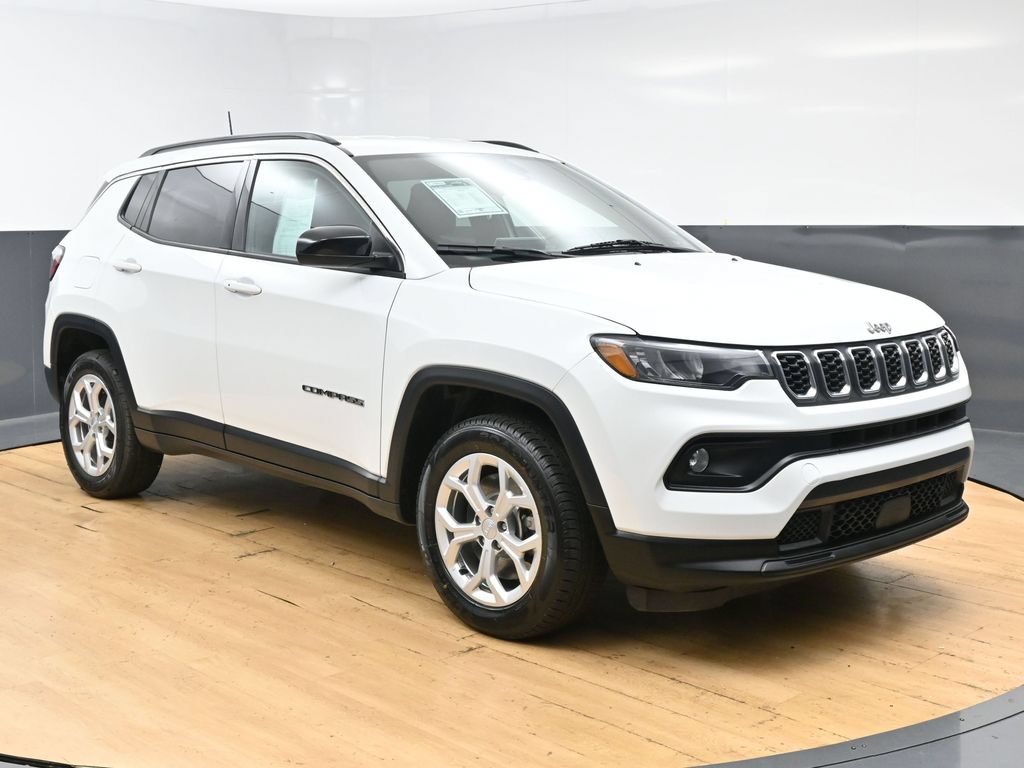 Used 2024 Jeep Compass Latitude AWD/4WD image 3