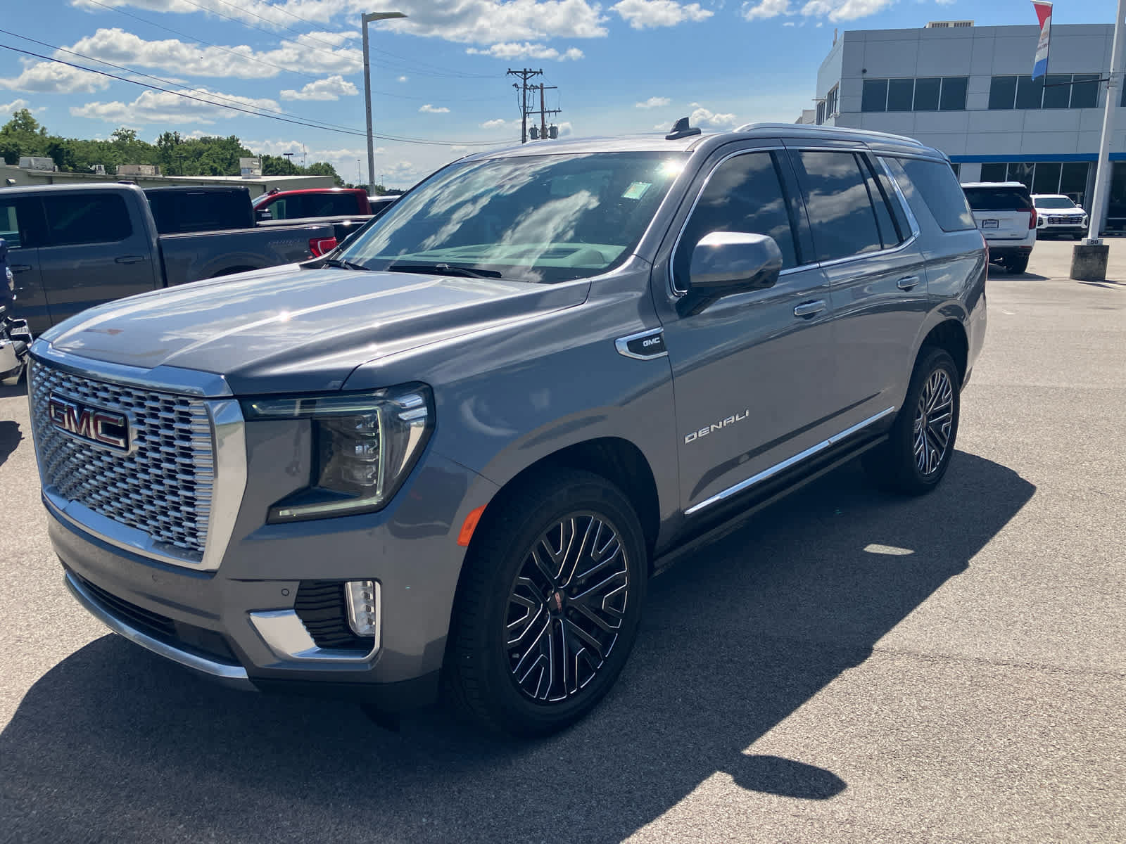 Used 2021 GMC Yukon Denali w/ Denali Premium Package RWD image 3