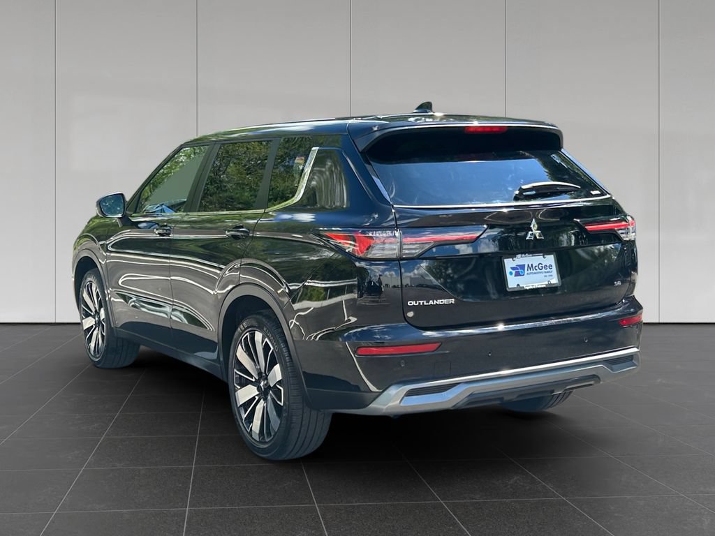 Used 2025 Mitsubishi Outlander SE AWD/4WD image 3