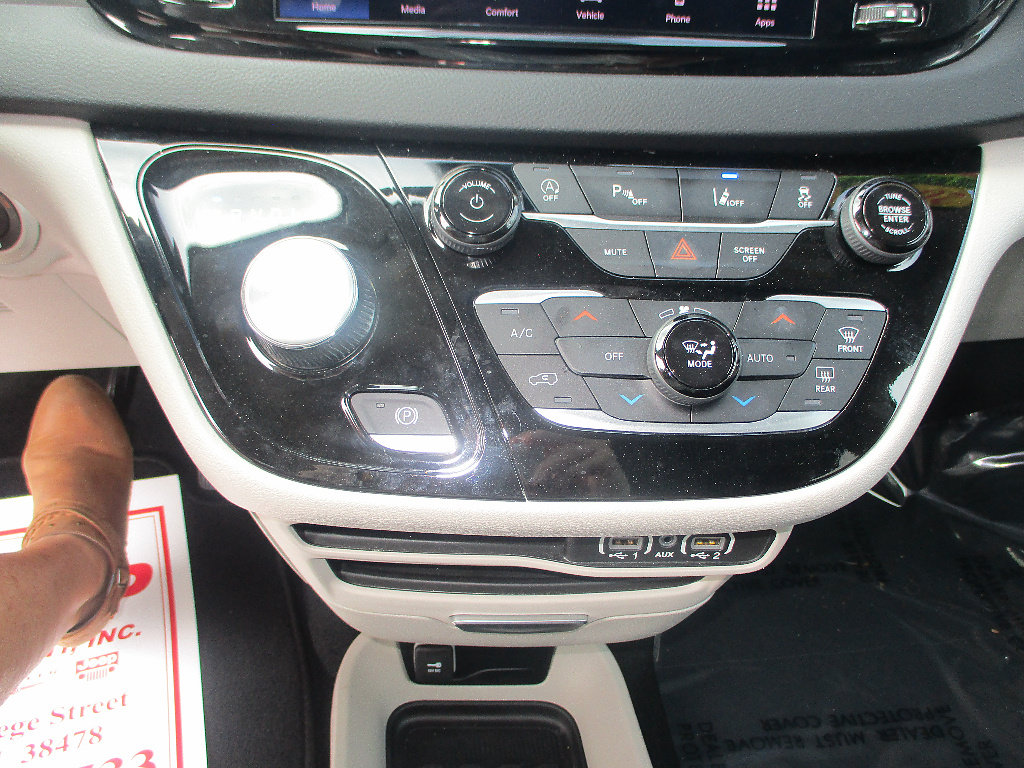 Used 2023 Chrysler Pacifica Touring-L FWD image 9