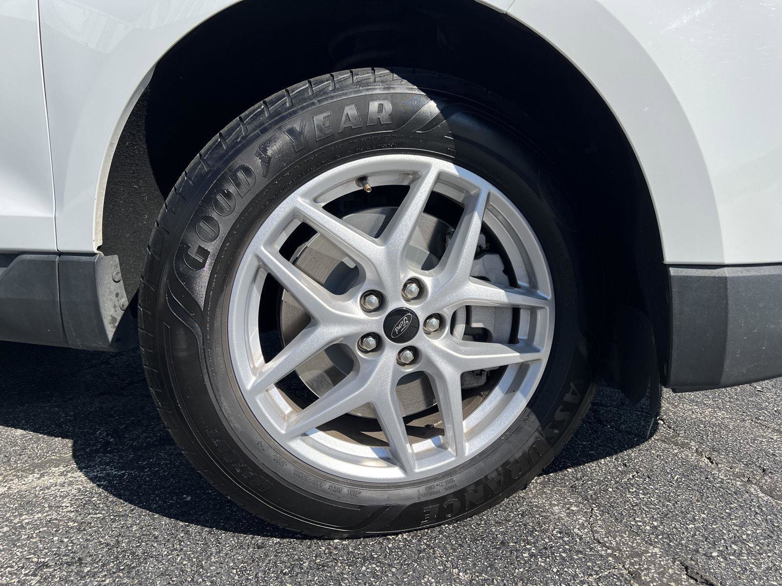 Used 2023 Ford Edge SEL image 2
