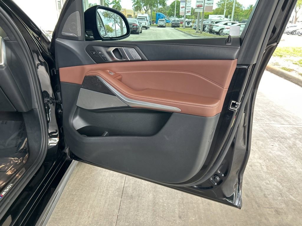 Used 2022 BMW X7 M50i w/ Dynamic Handling Package image 27