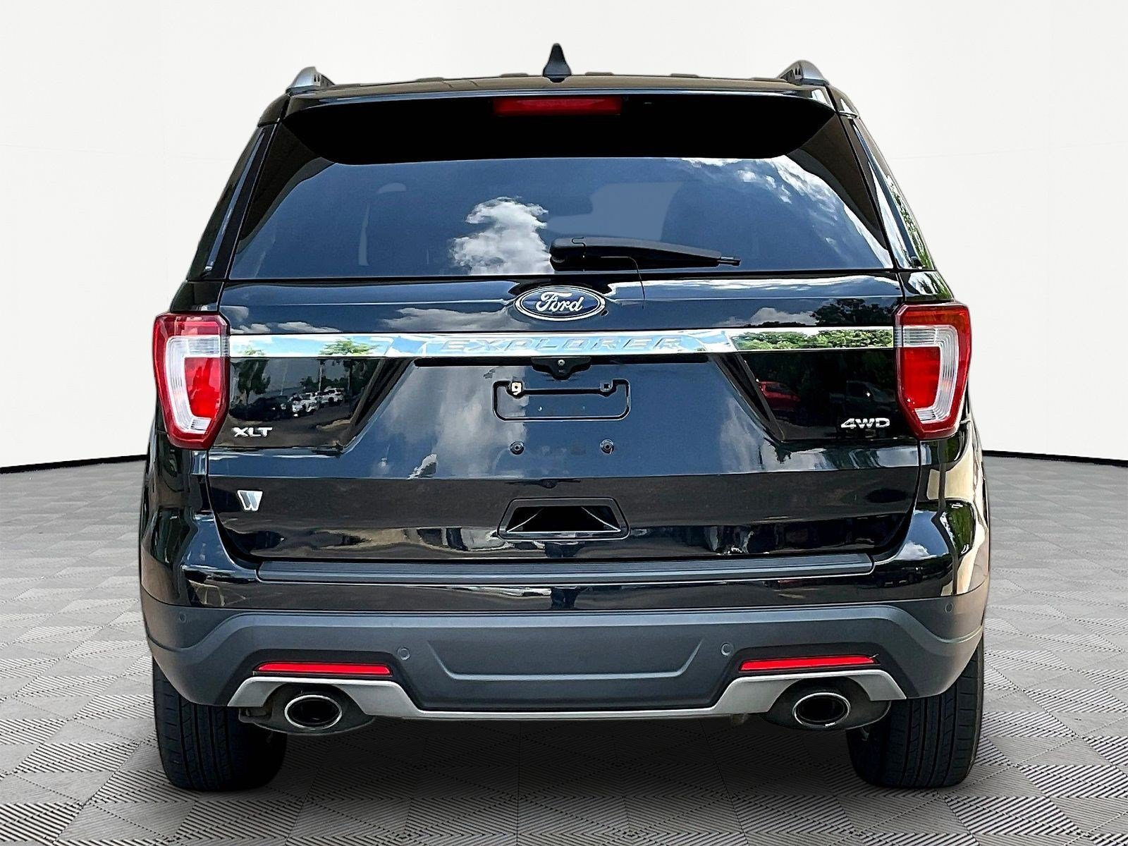 Used 2018 Ford Explorer XLT AWD/4WD image 5