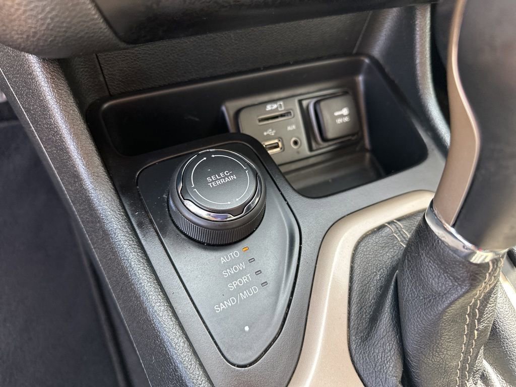 Used 2015 Jeep Cherokee Limited w/ Trailer Tow Group image 21