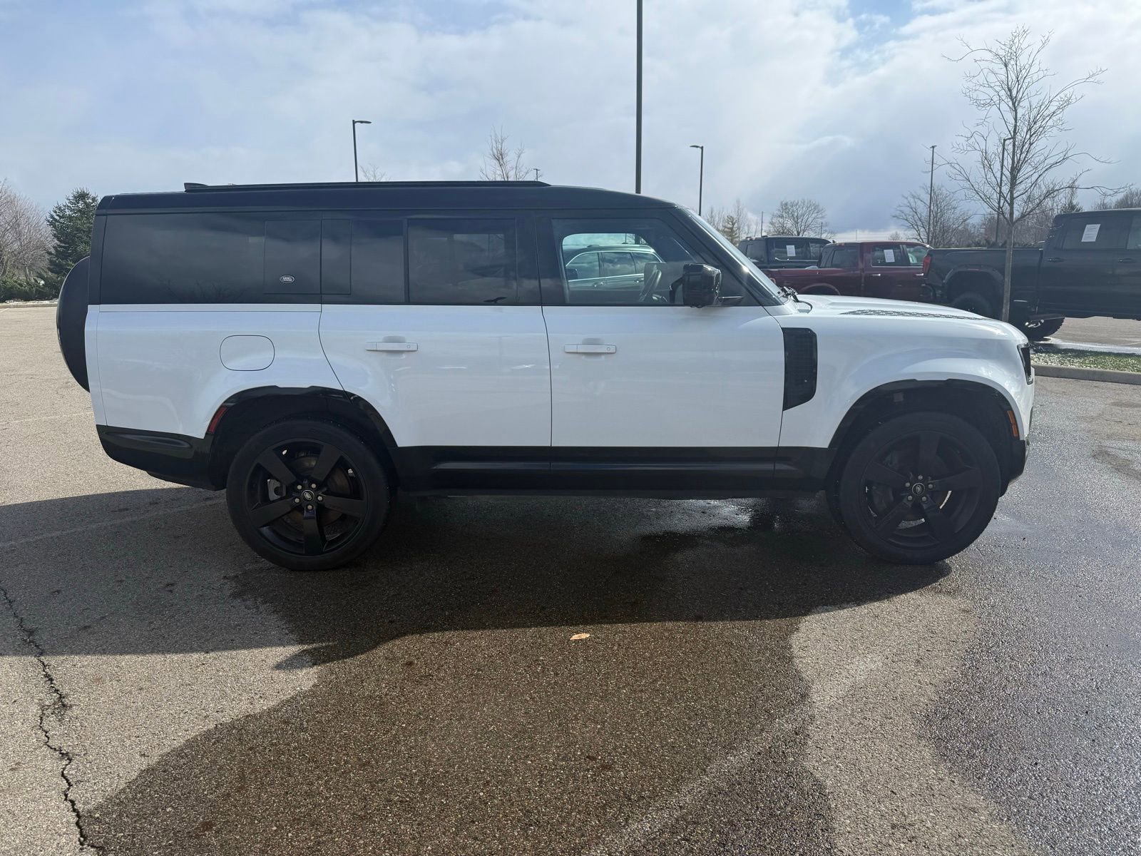 Used 2024 Land Rover Defender 130 X-Dynamic SE image 4