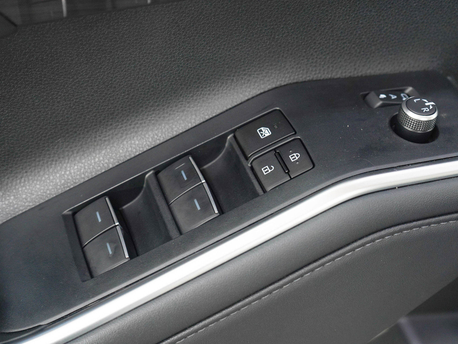 Used 2024 Toyota Highlander Limited AWD/4WD image 24