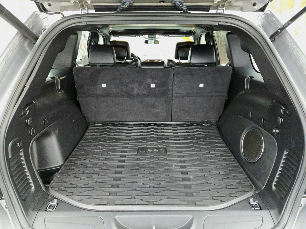 Used 2021 Jeep Grand Cherokee Laredo X image 9