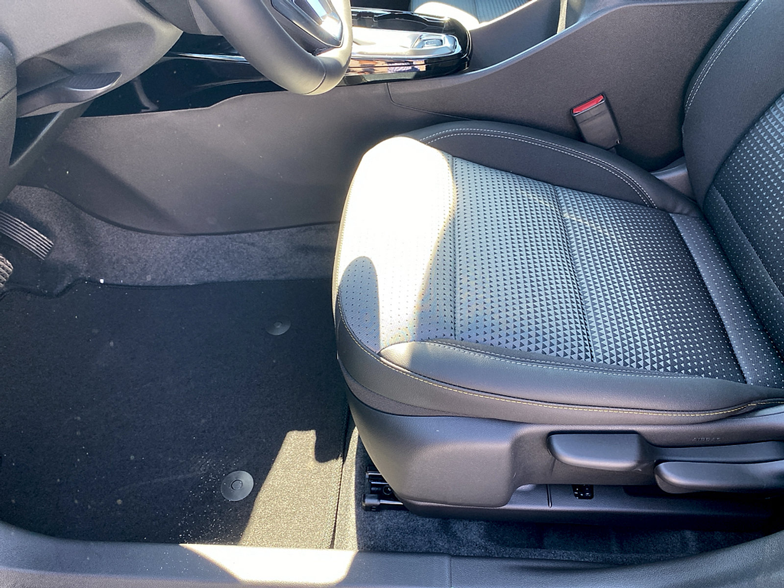 New 2026 Chevrolet Trax LT w/ Sunroof Package FWD image 17
