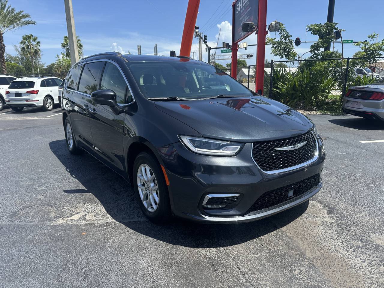 Used 2021 Chrysler Pacifica Touring-L FWD image 1