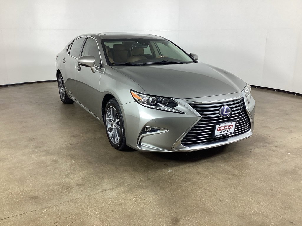 Used 2017 Lexus ES 300h w/ Luxury Package FWD image 3