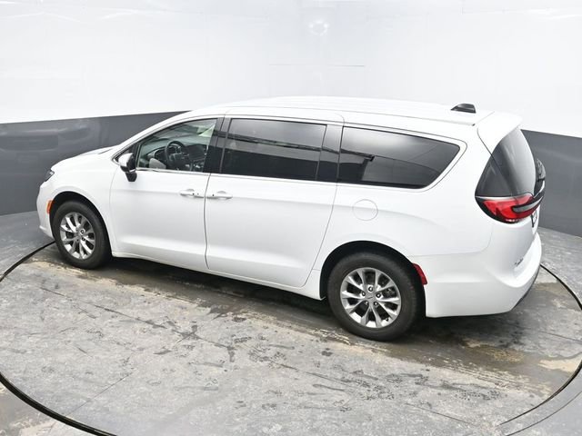 Used 2023 Chrysler Pacifica Touring-L image 19