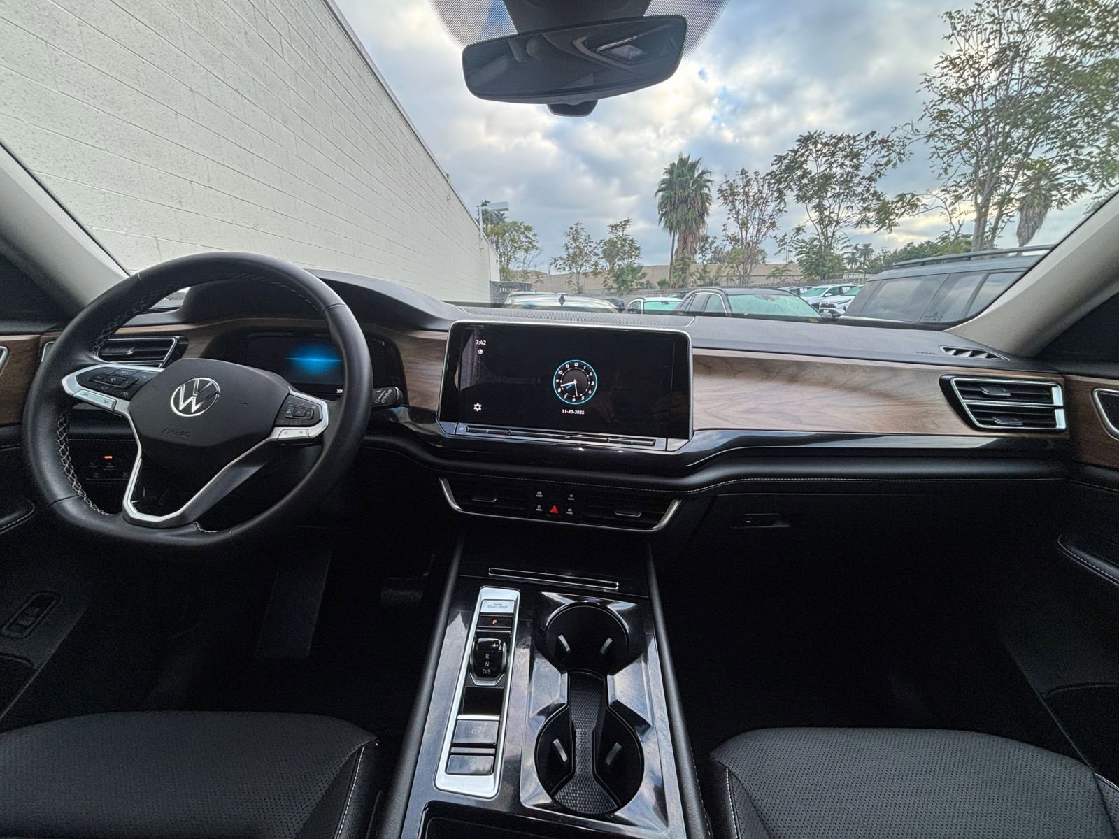 Used 2025 Volkswagen Atlas SE image 34