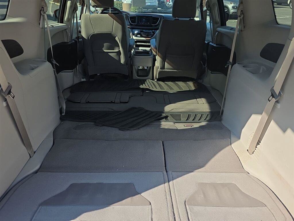 Used 2018 Chrysler Pacifica Touring Plus FWD image 17