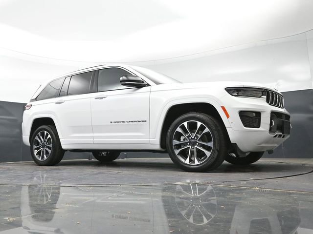 Used 2023 Jeep Grand Cherokee Overland w/ Luxury Tech Group IV AWD/4WD image 46