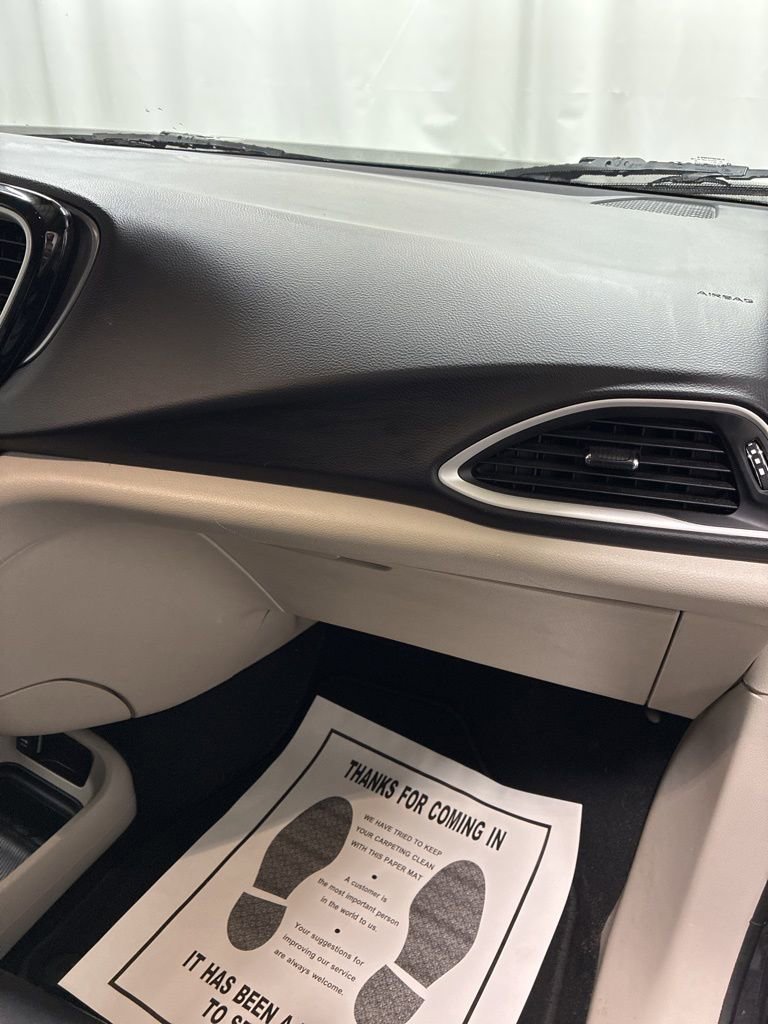 Used 2023 Chrysler Pacifica Touring-L image 22