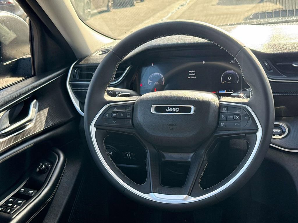 Used 2023 Jeep Grand Cherokee L Laredo image 12