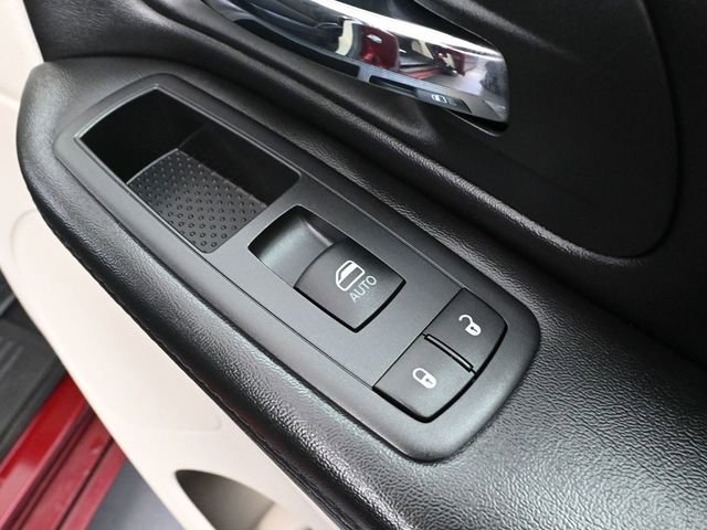 Used 2020 Dodge Grand Caravan SE w/ UConnect Hands-Free Group image 38