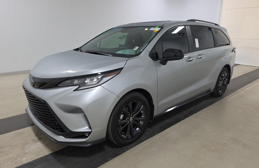 Used 2025 Toyota Sienna XSE FWD image 3