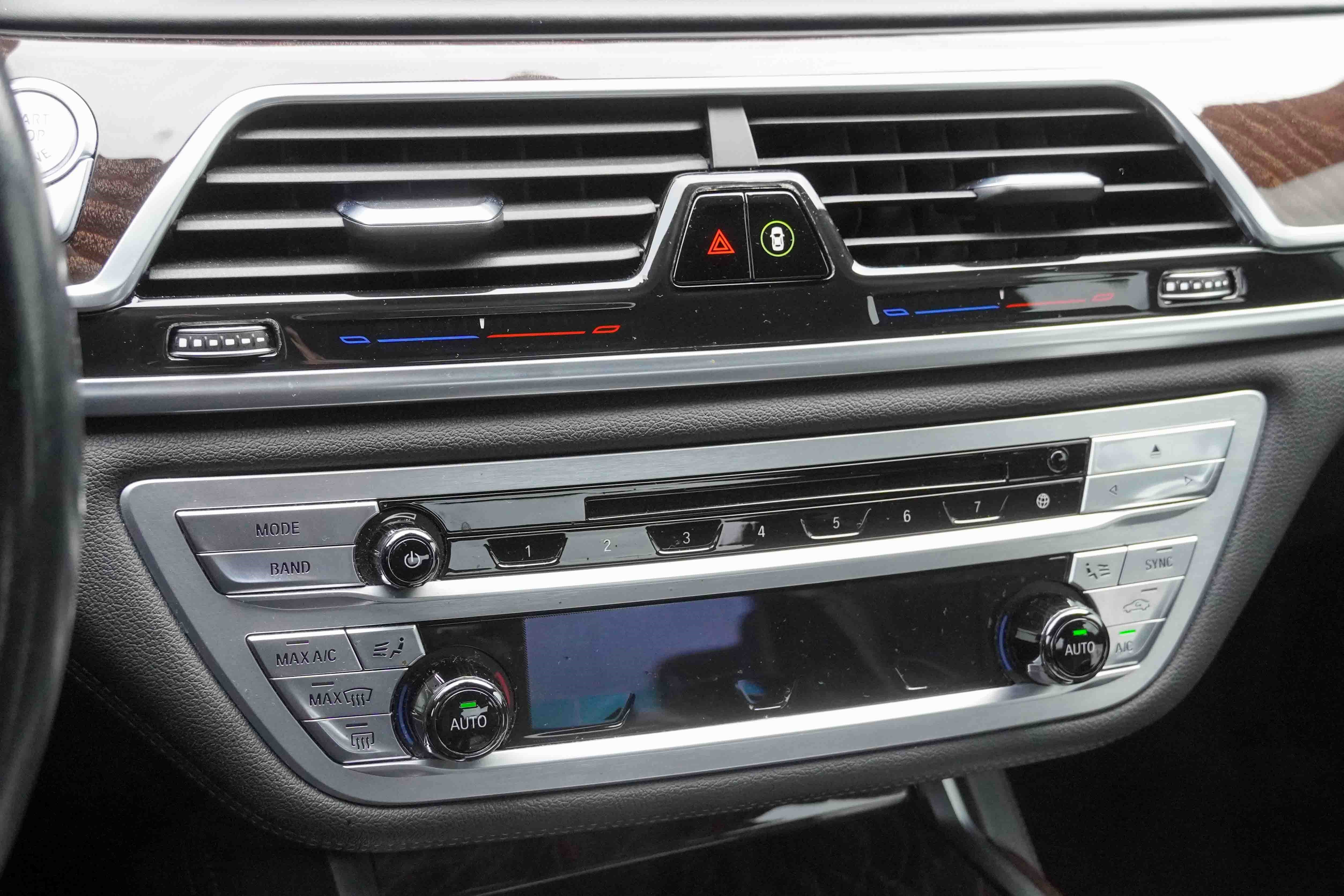 Used 2019 BMW 740i w/ Executive Package image 29