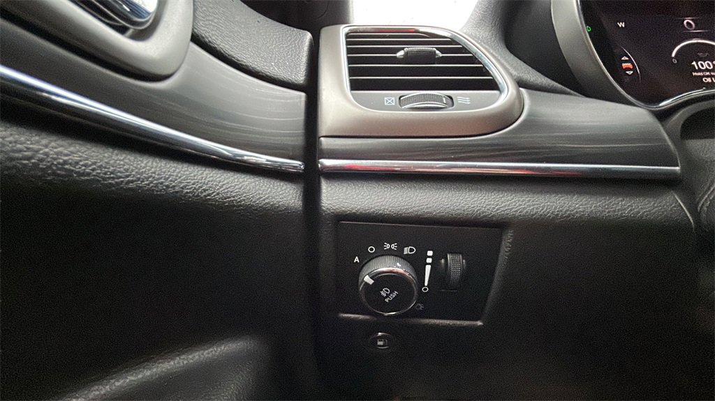 Used 2021 Jeep Grand Cherokee Limited image 28