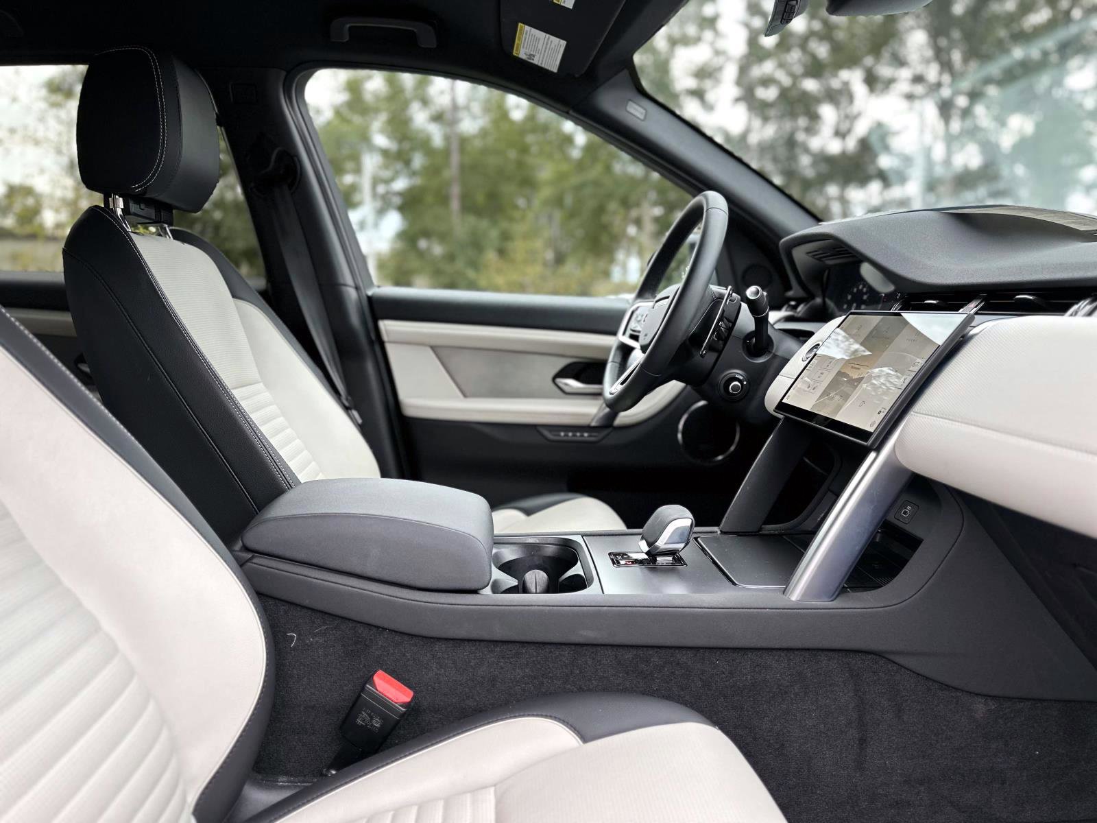 New 2025 Land Rover Discovery Sport Dynamic SE image 7