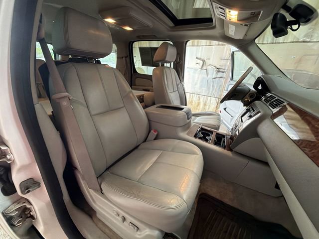 Used 2008 Chevrolet Suburban LTZ w/ LTZ Preferred Equipment Group AWD/4WD image 27