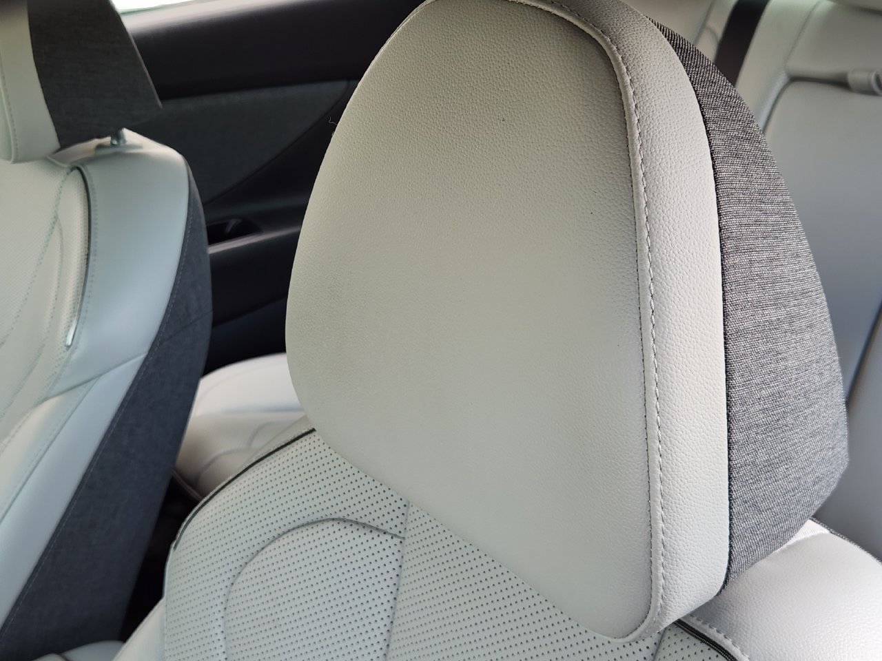 Used 2025 Hyundai Elantra Limited FWD image 12