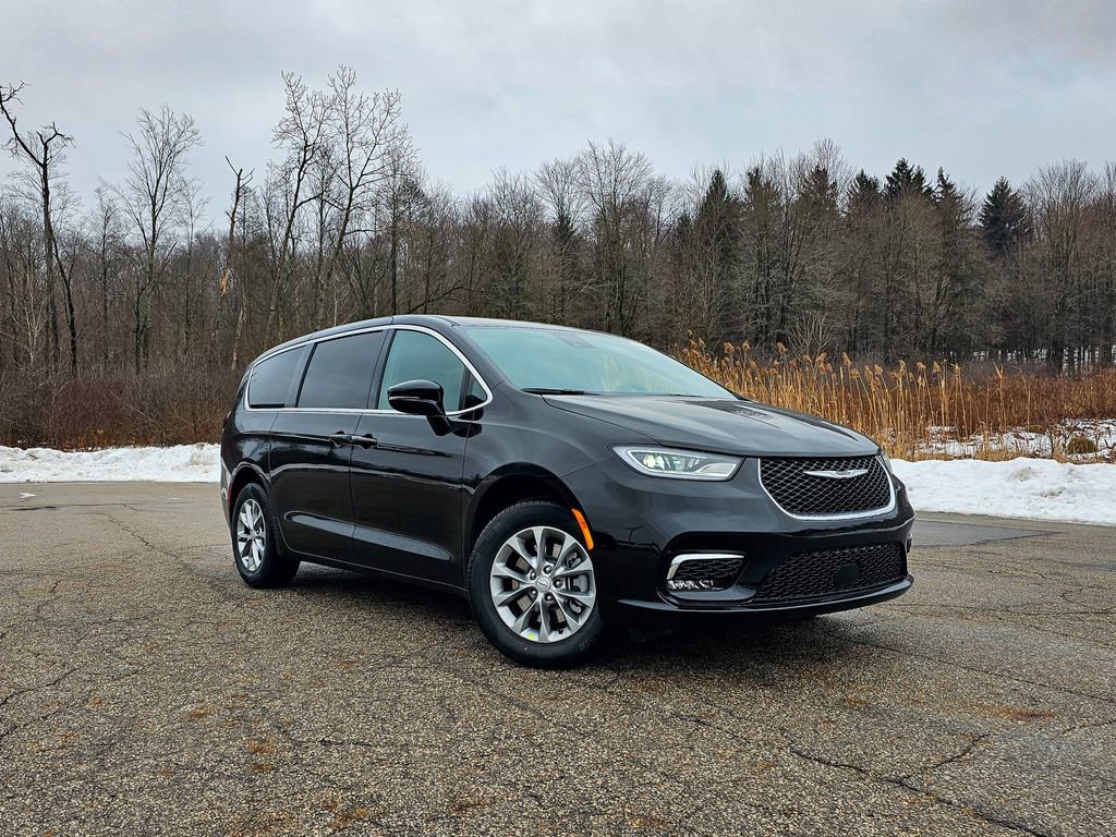 New 2026 Chrysler Pacifica Select image 2