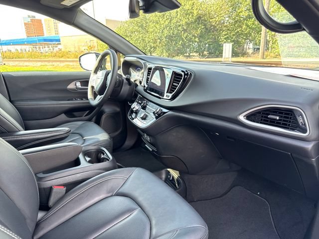 Used 2025 Chrysler Pacifica Select FWD image 27