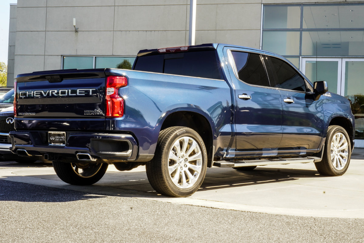 Used 2021 Chevrolet Silverado 1500 High Country w/ Technology Package AWD/4WD image 13