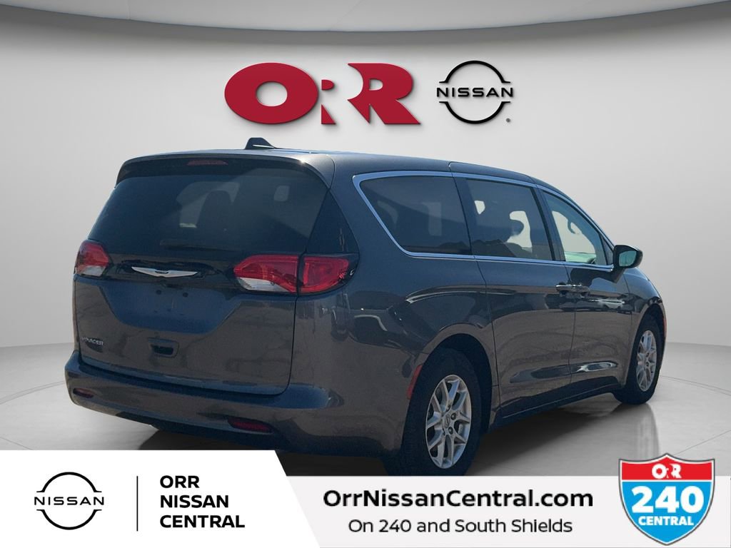 Used 2023 Chrysler Voyager LX image 5