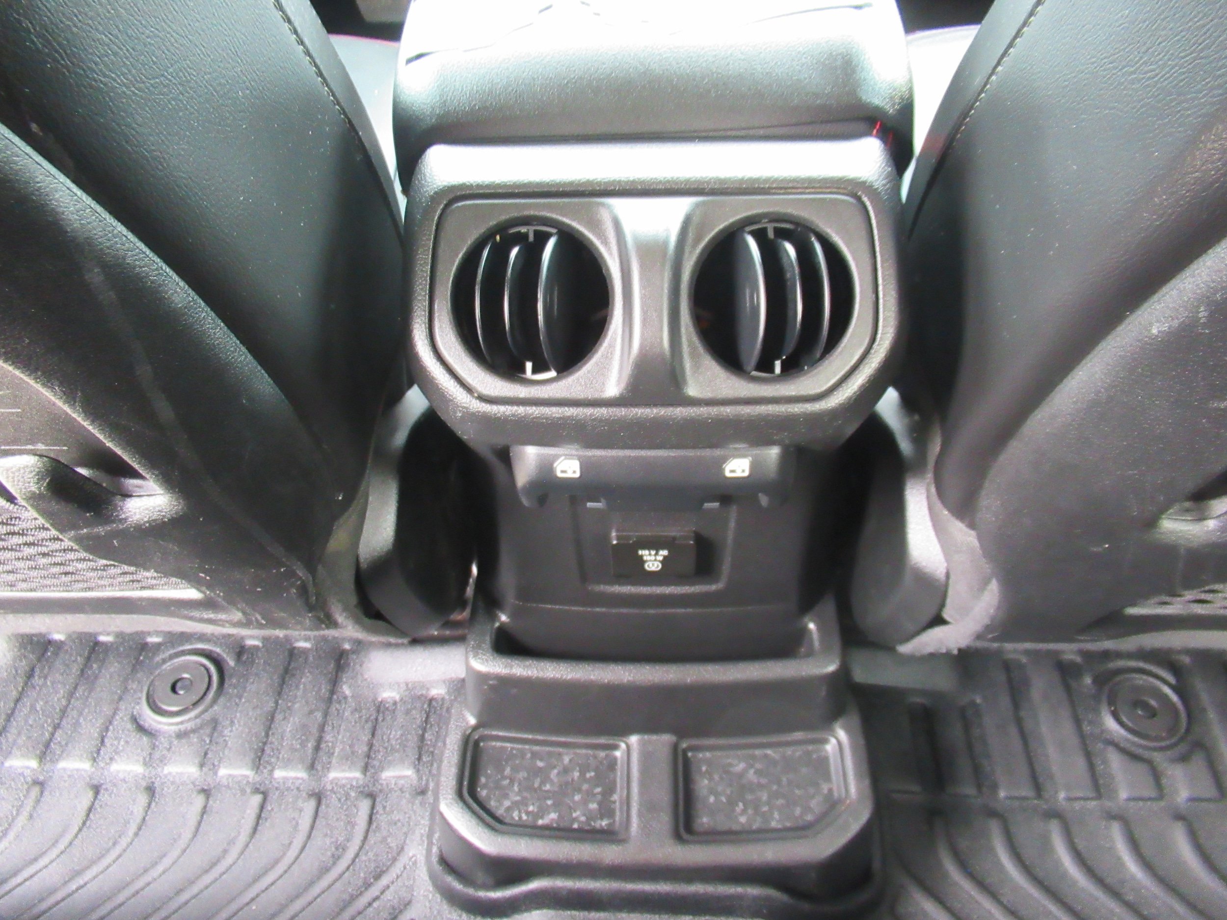 Used 2022 Jeep Wrangler Unlimited Rubicon w/ LED Lighting Group AWD/4WD image 14