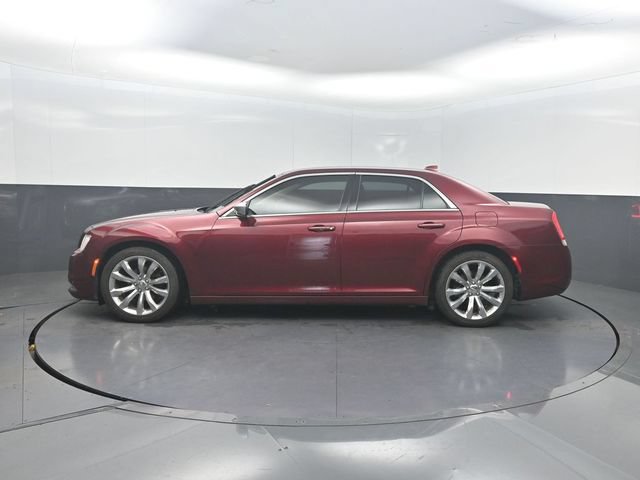 Used 2019 Chrysler 300 Touring w/ Chrome Appearance Package RWD image 2