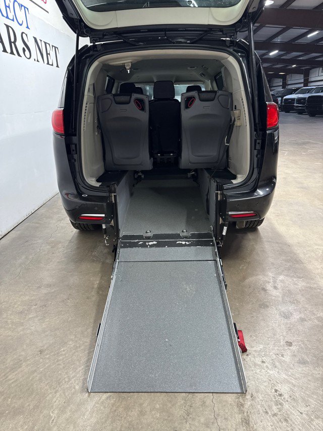 Used 2020 Chrysler Pacifica Touring-L FWD image 1