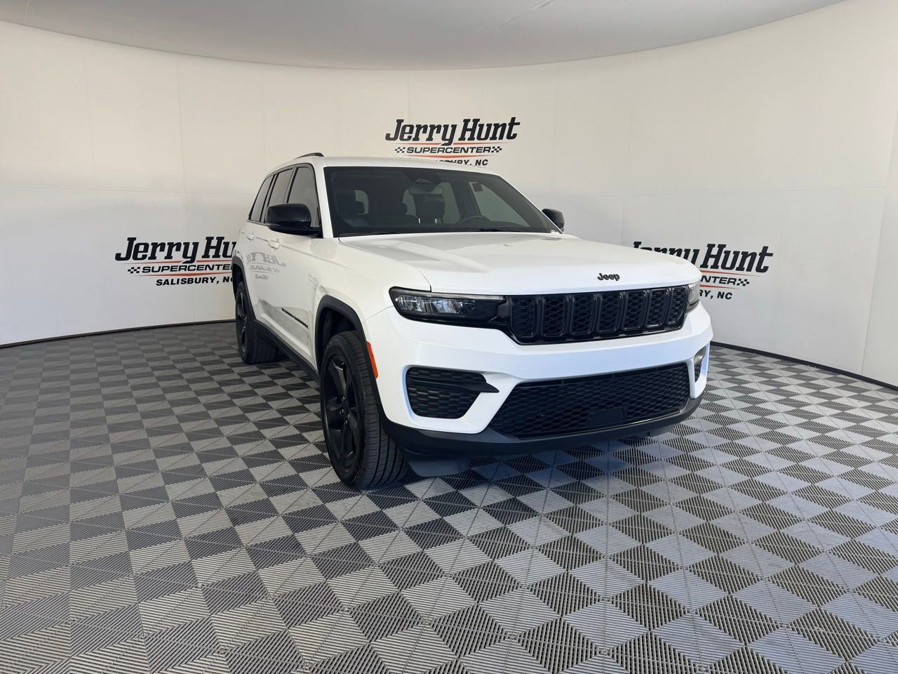Used 2023 Jeep Grand Cherokee Altitude RWD image 10