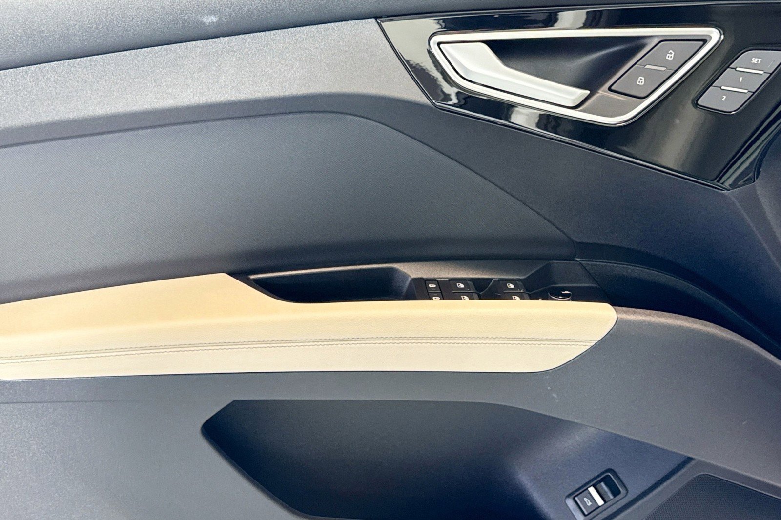 Used 2025 Audi Q4 e-tron Premium Plus image 17