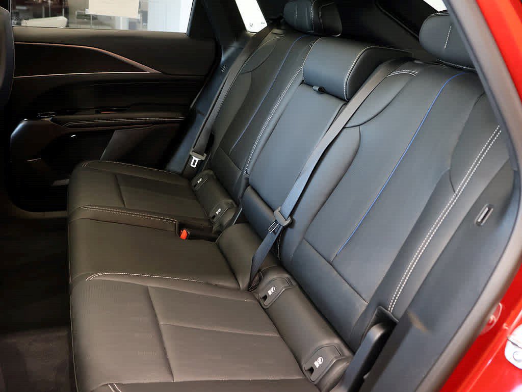 Used 2025 Cadillac Lyriq Sport AWD/4WD image 10