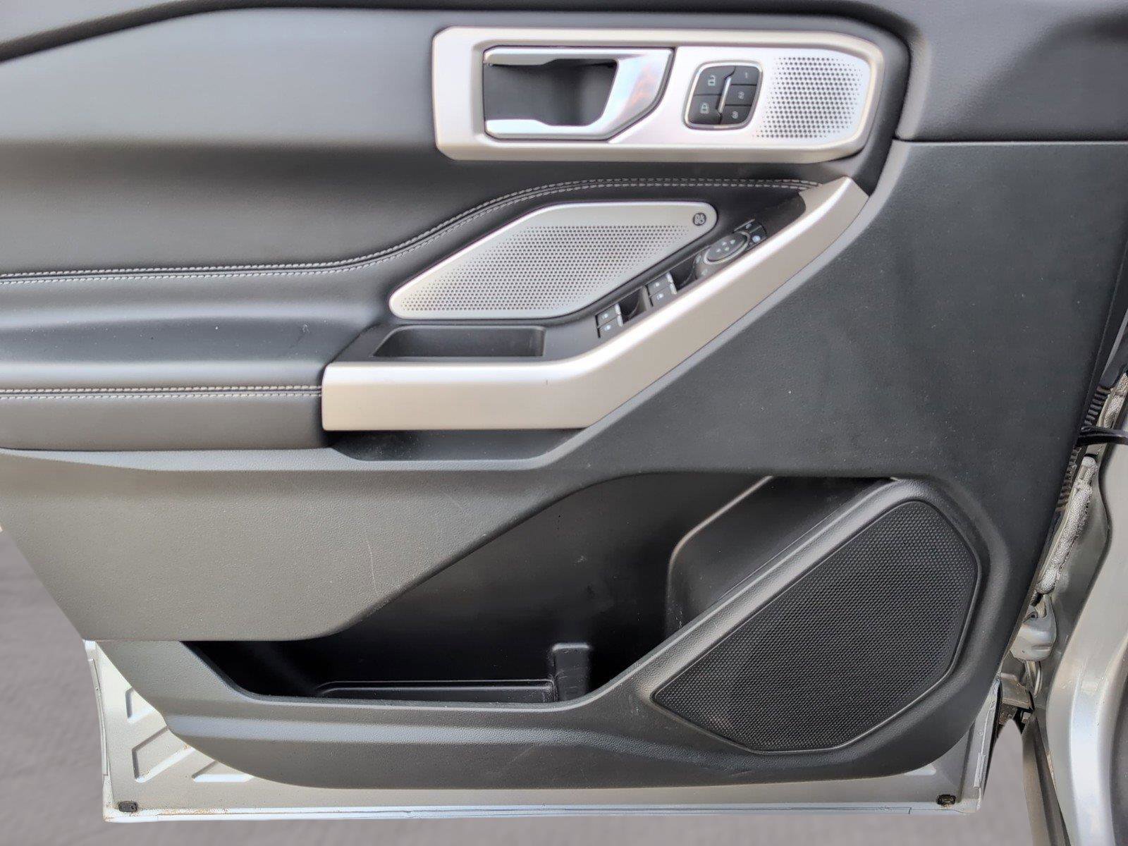 Used 2023 Ford Explorer Limited w/ Limited Technology Package image 16