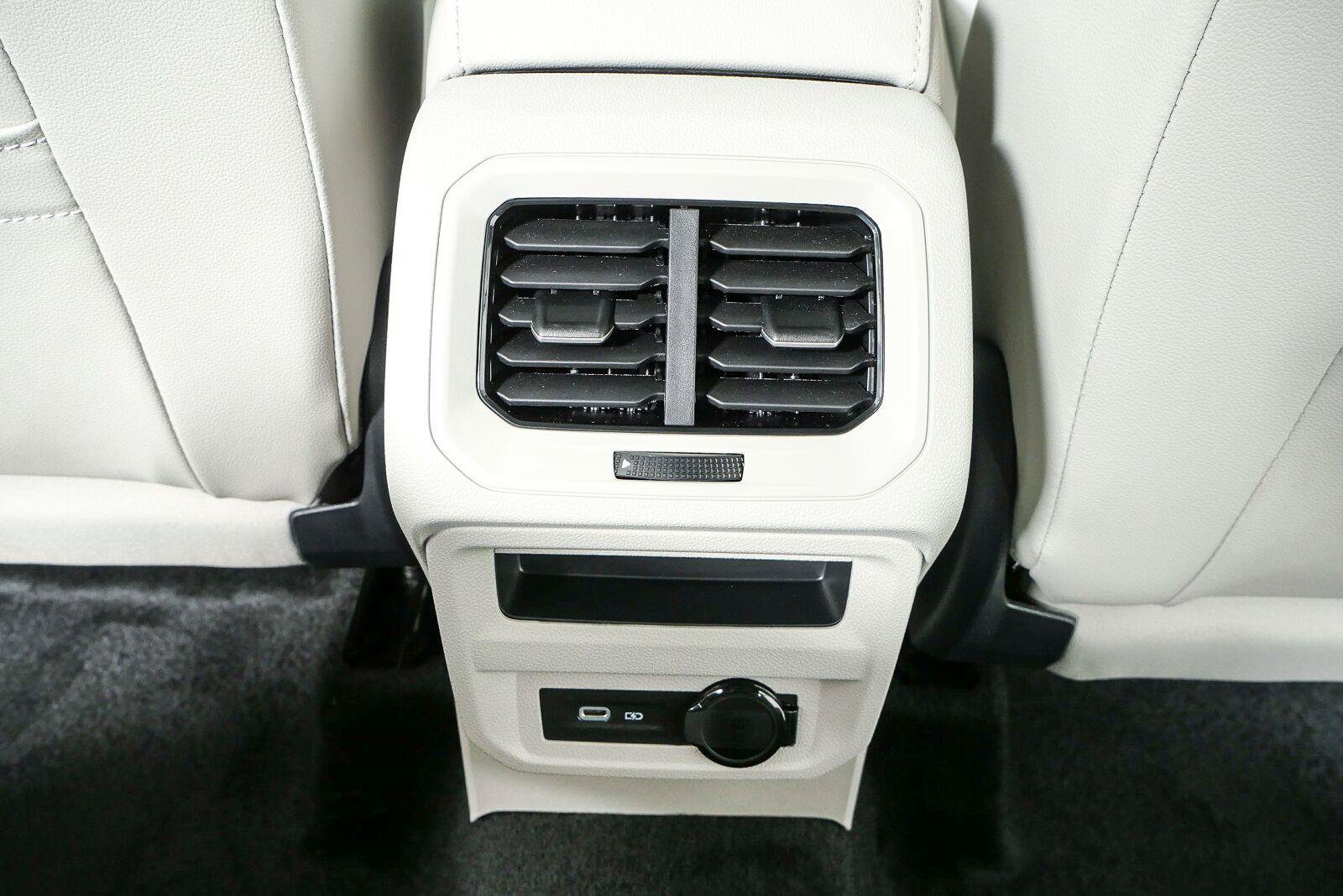Certified 2024 Volkswagen Tiguan SE R-Line AWD/4WD image 18