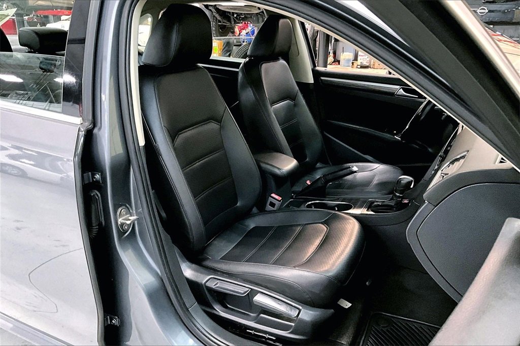 Used 2018 Volkswagen Passat 2.0T SE image 6