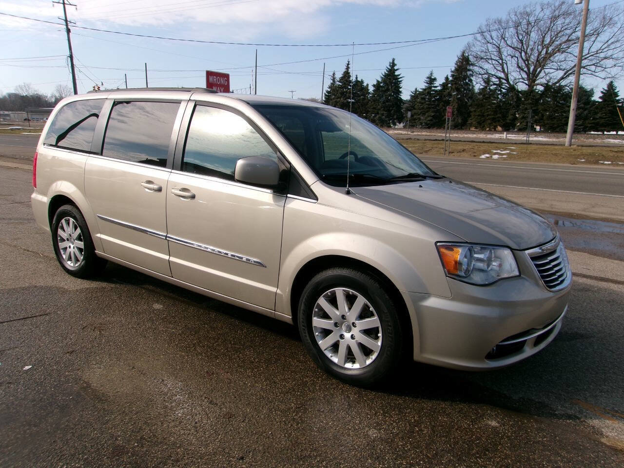 Used 2016 Chrysler Town & Country Touring FWD image 3