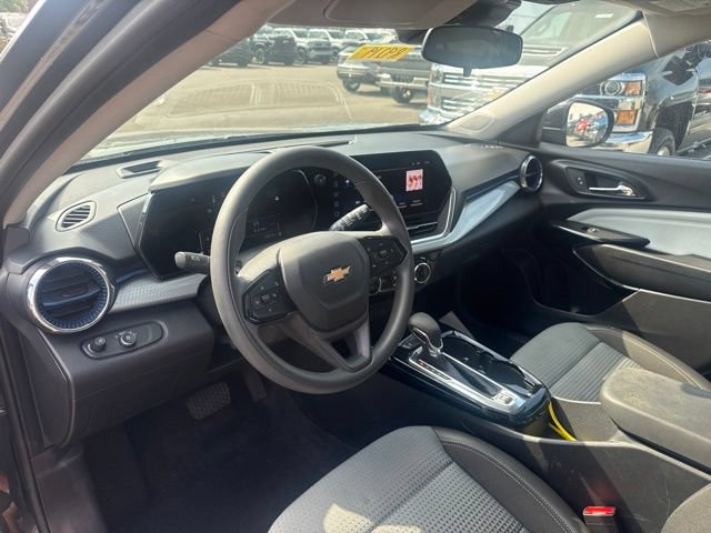 Used 2025 Chevrolet Trax LT FWD image 11